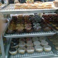Henry's Donuts logo
